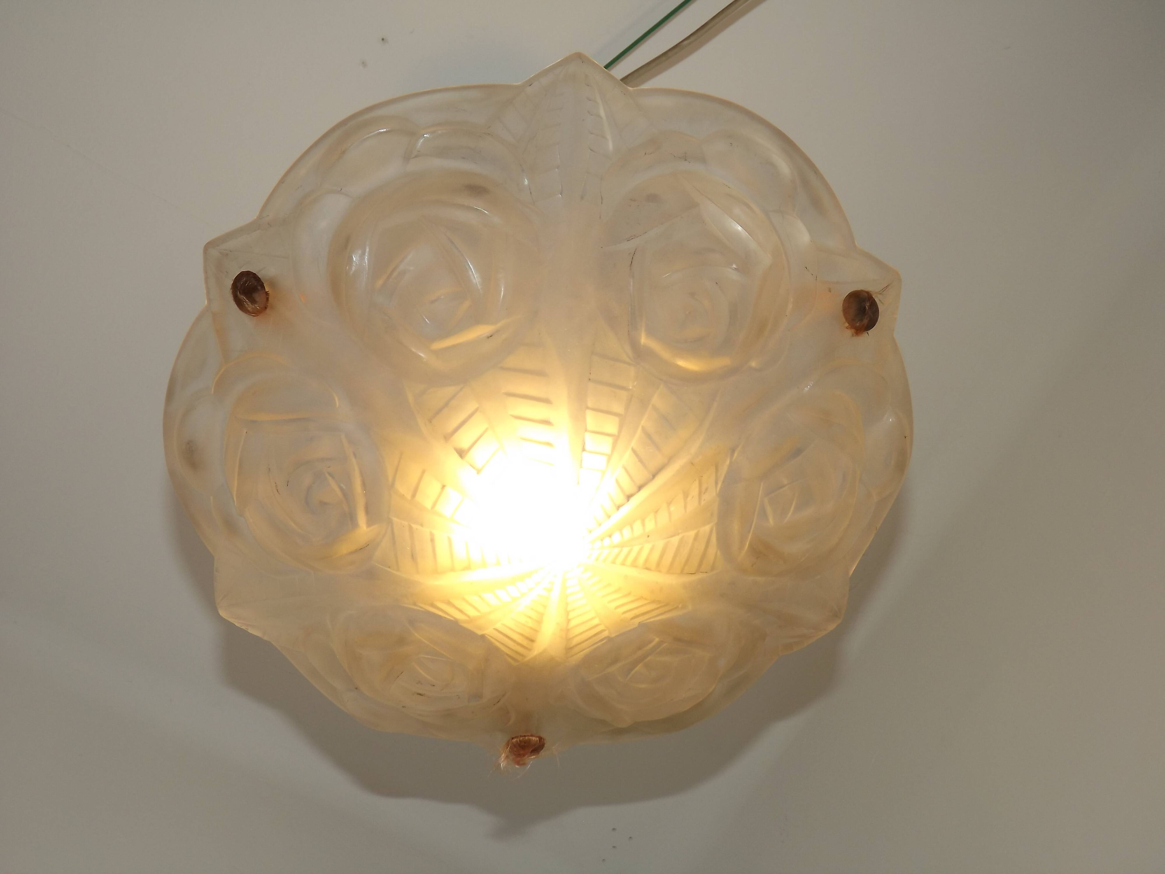 Plafonnier en verre Art Déco à décor de roses par Degué, vers 1930