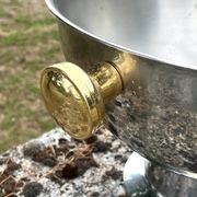 Grand seau à champagne en aluminium avec poignées dorées.