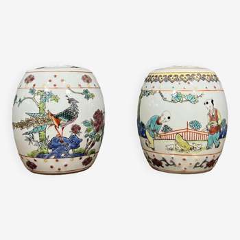 Pots a thé en porcelaine de Chine à décor de scénes animées réalisation du milieu du XXème siècle