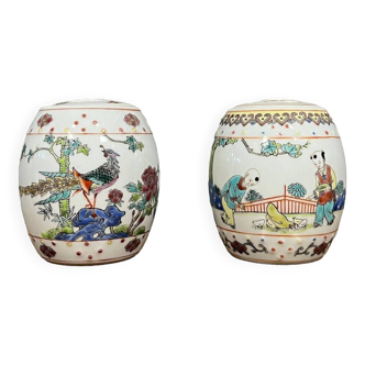 Pots a thé en porcelaine de Chine à décor de scénes animées réalisation du milieu du XXème siècle