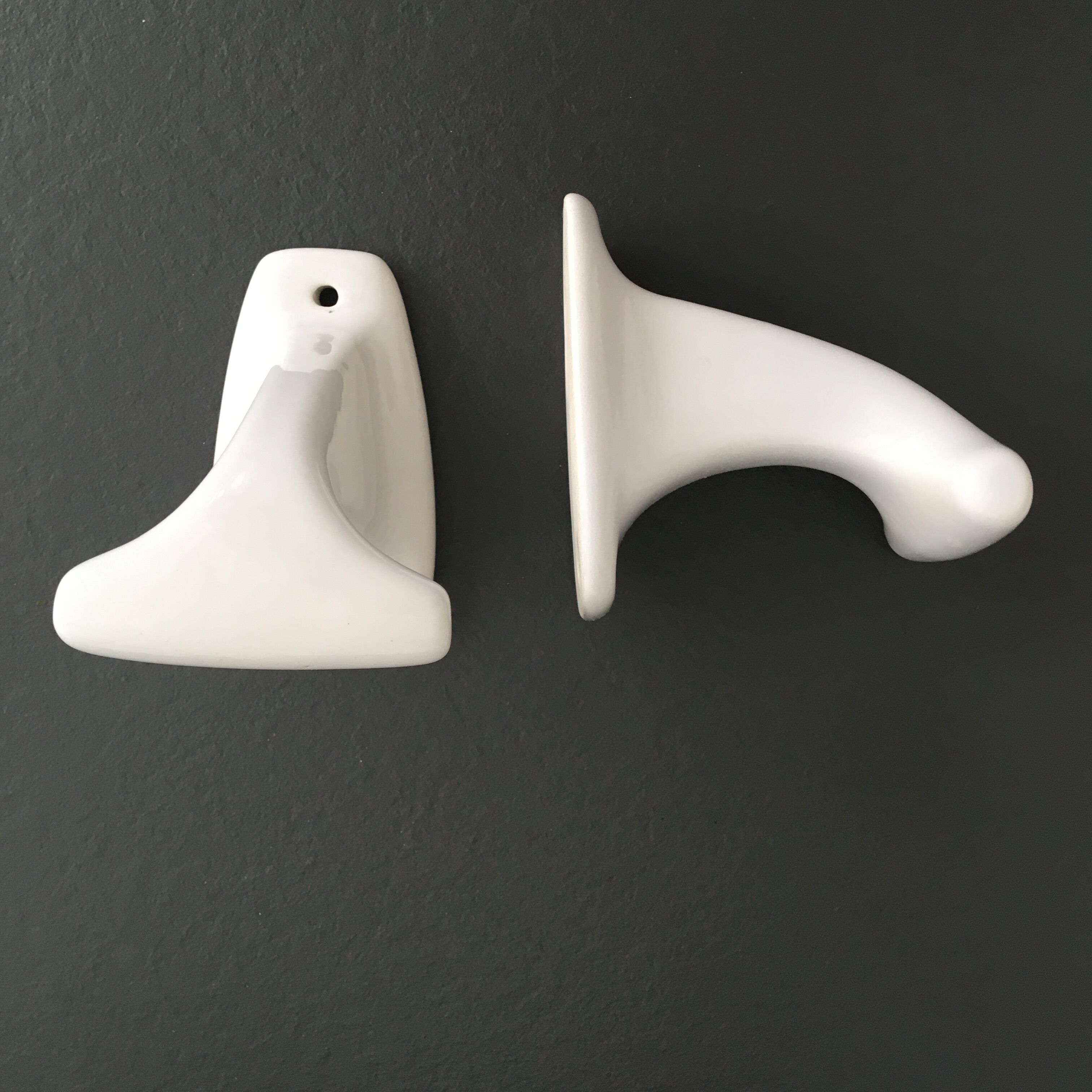 Paire de patères en porcelaine blanche rétro