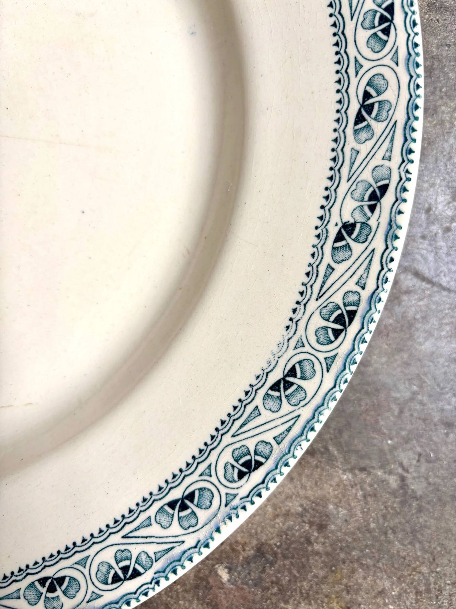 Boulenger & Cie round dish in blue ironstone, "Champigny" service