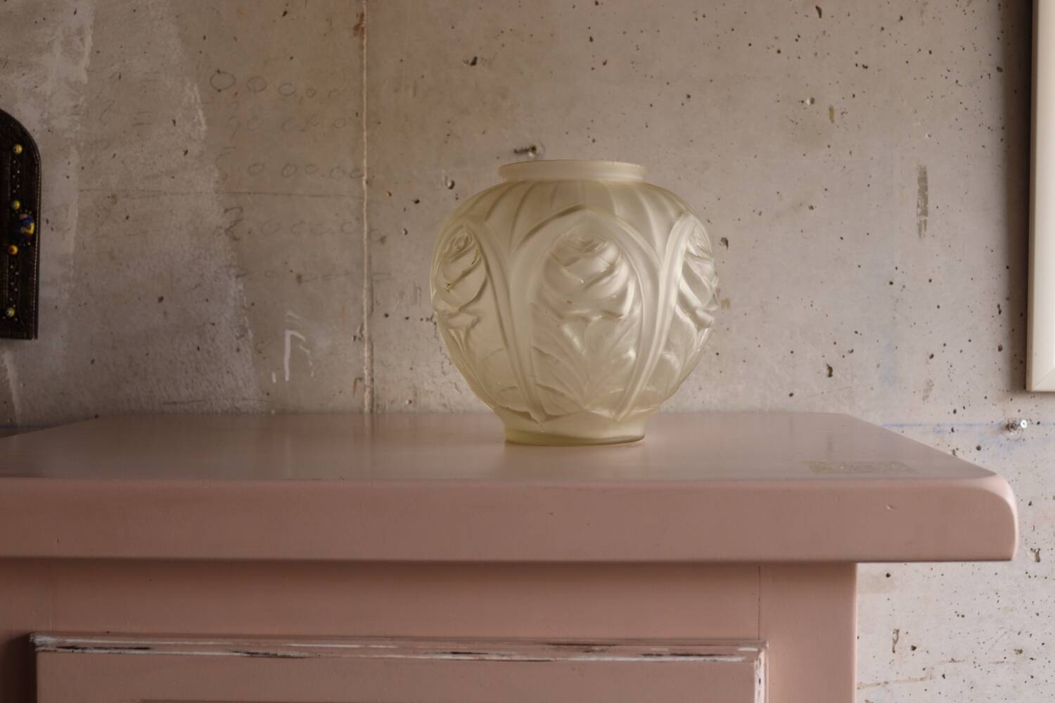Vase boule en verre art deco aux roses