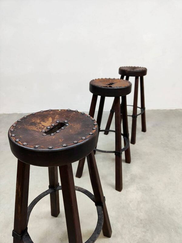 3 tabourets de bar brutaliste en cuir, Espagne 1970