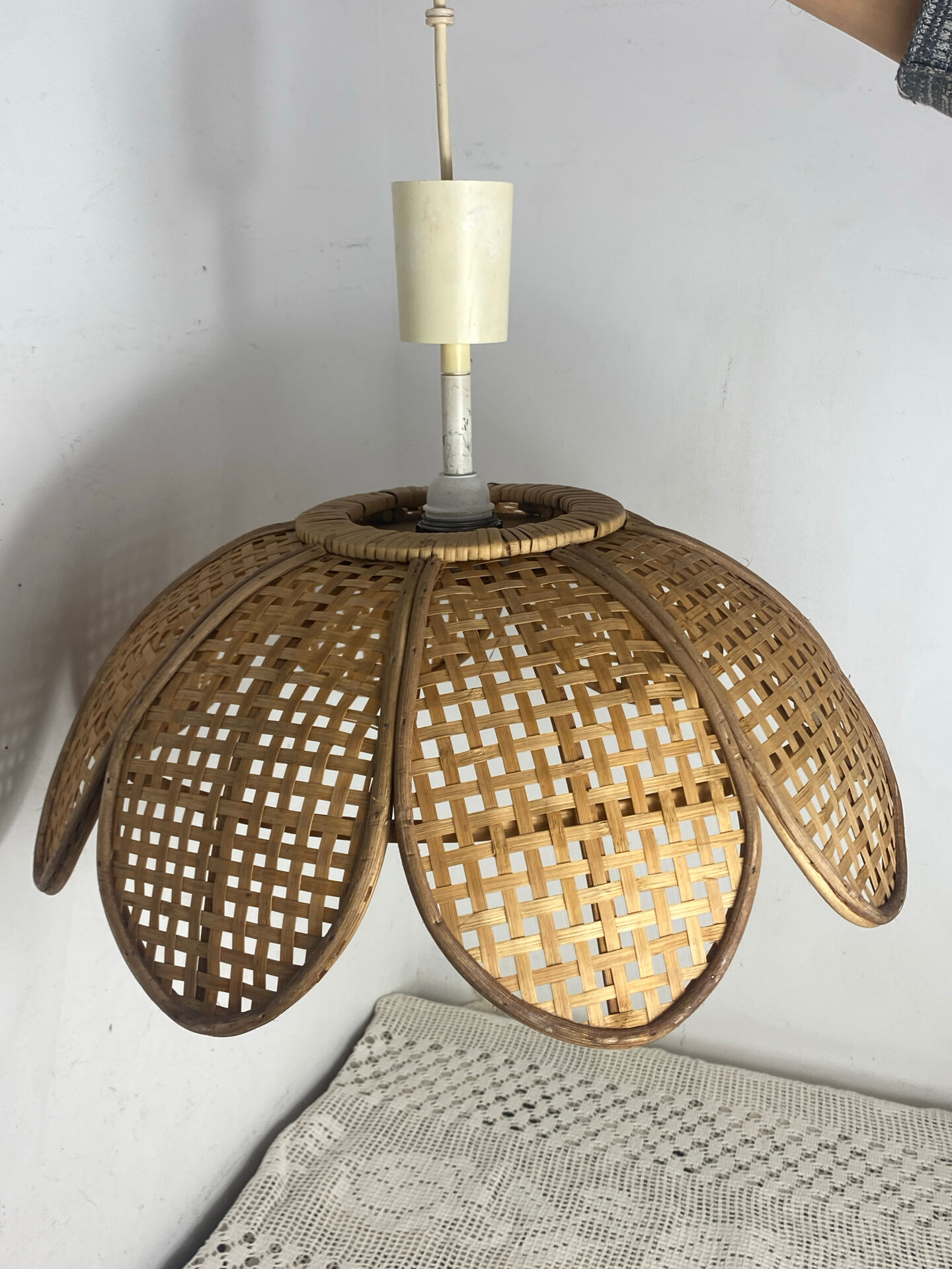 Natural woven wicker flower suspension