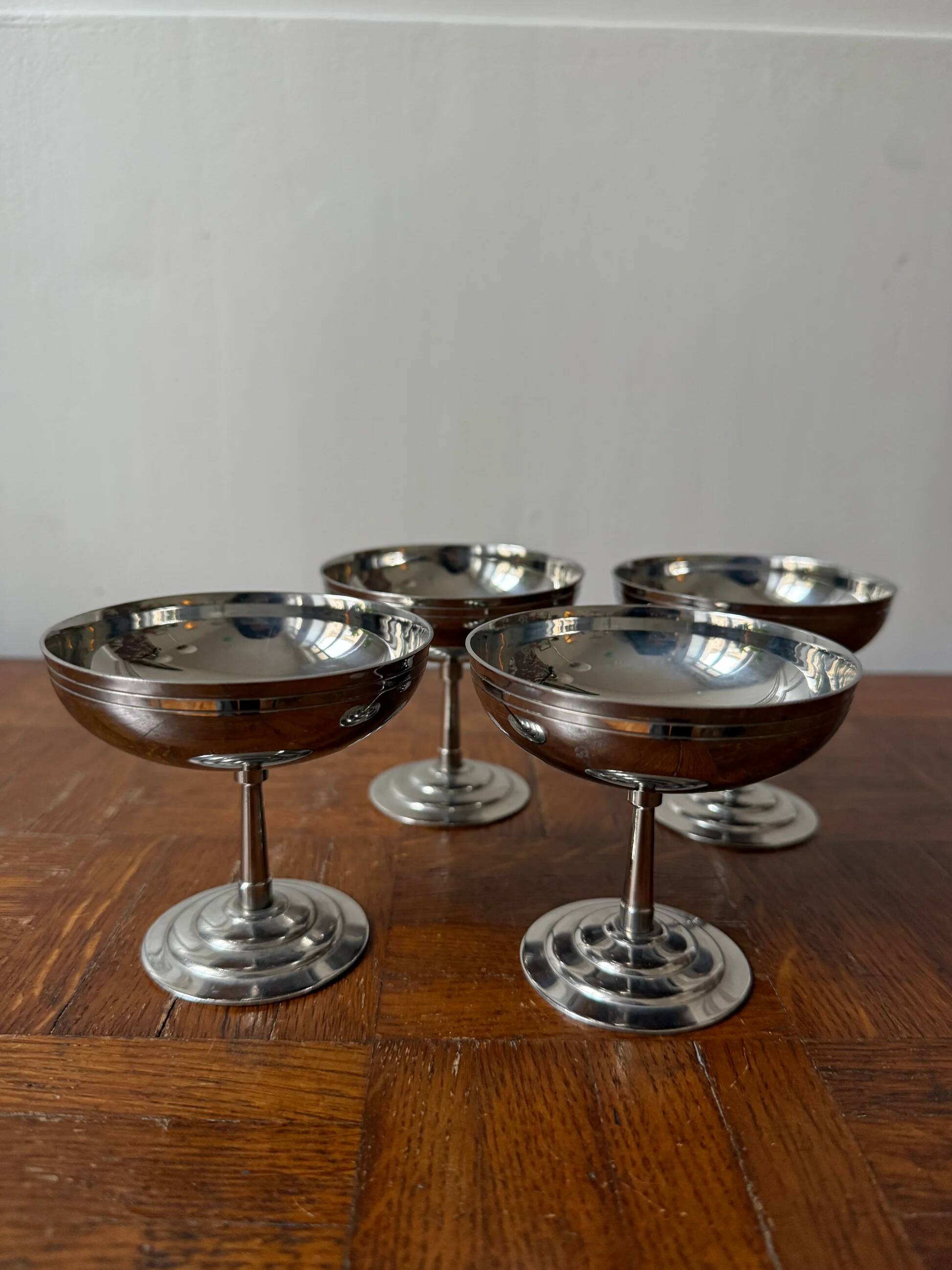 Set of 4 stainless steel footed bowls