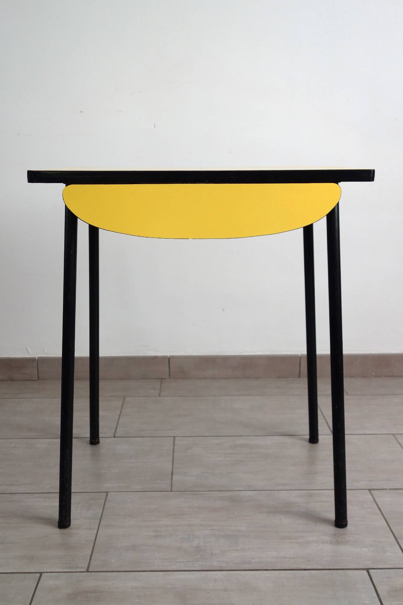 Petite table en formica jaune vintage