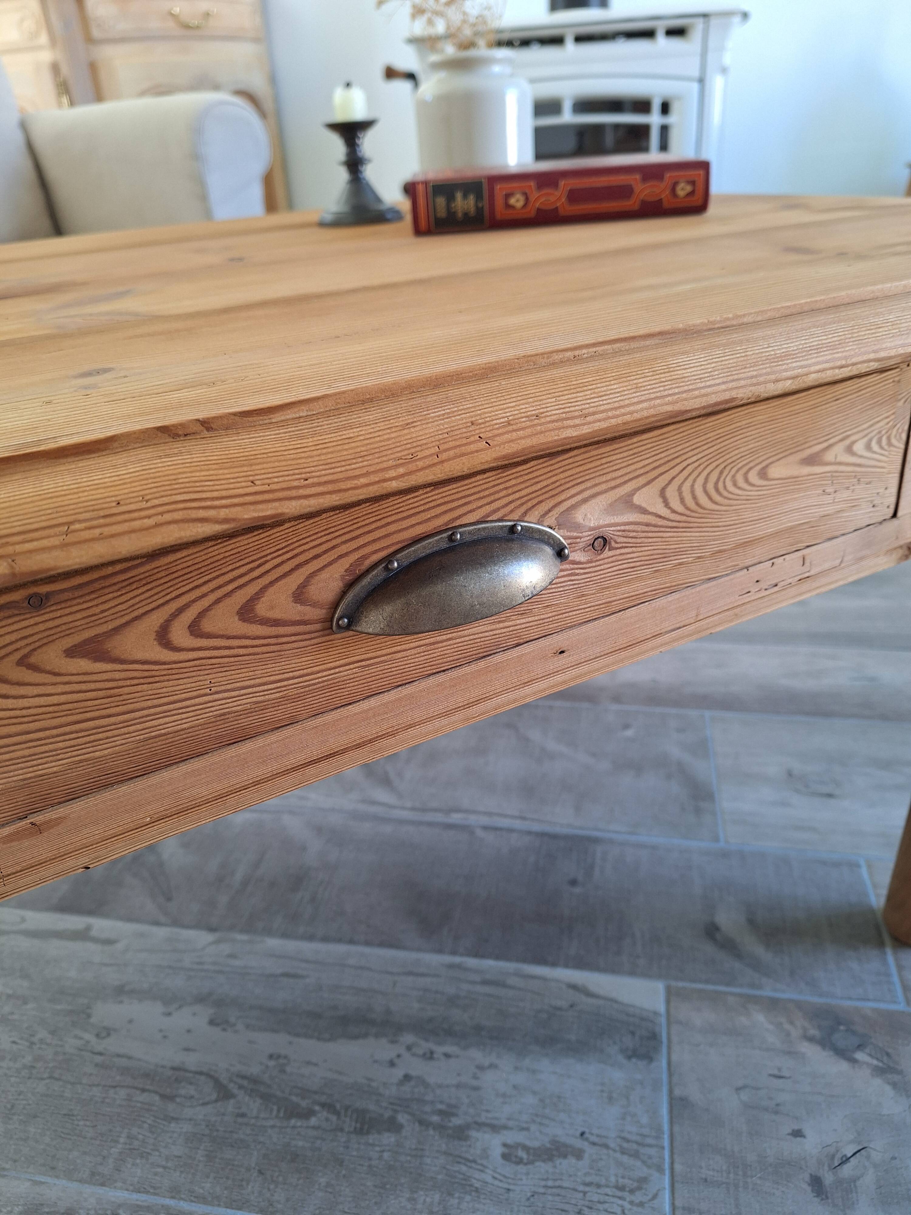 Farmhouse coffee table in solid wood, country style.