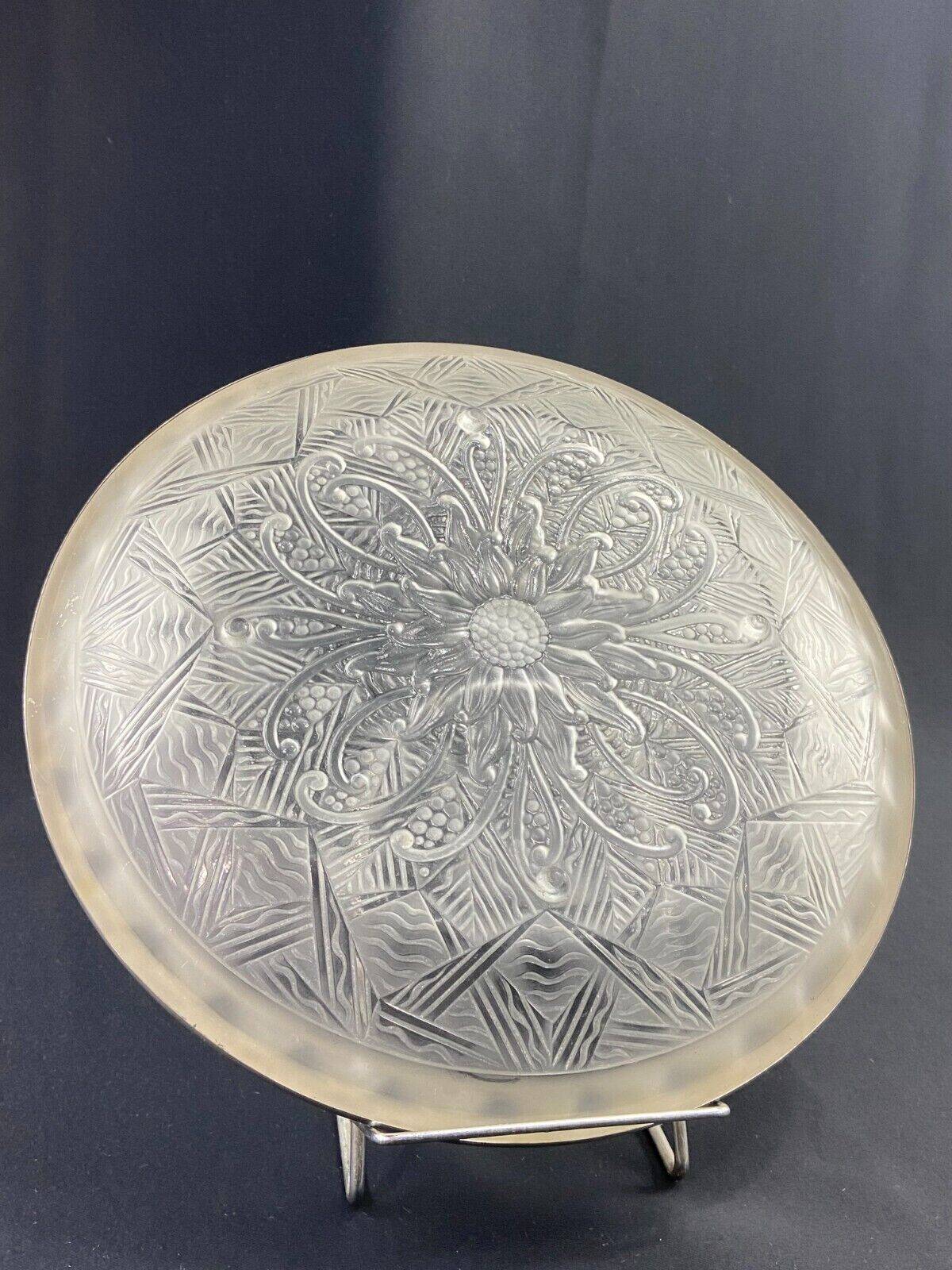 Plat circulaire en verre Art Déco signé Lorrain monture en argent massif minerve