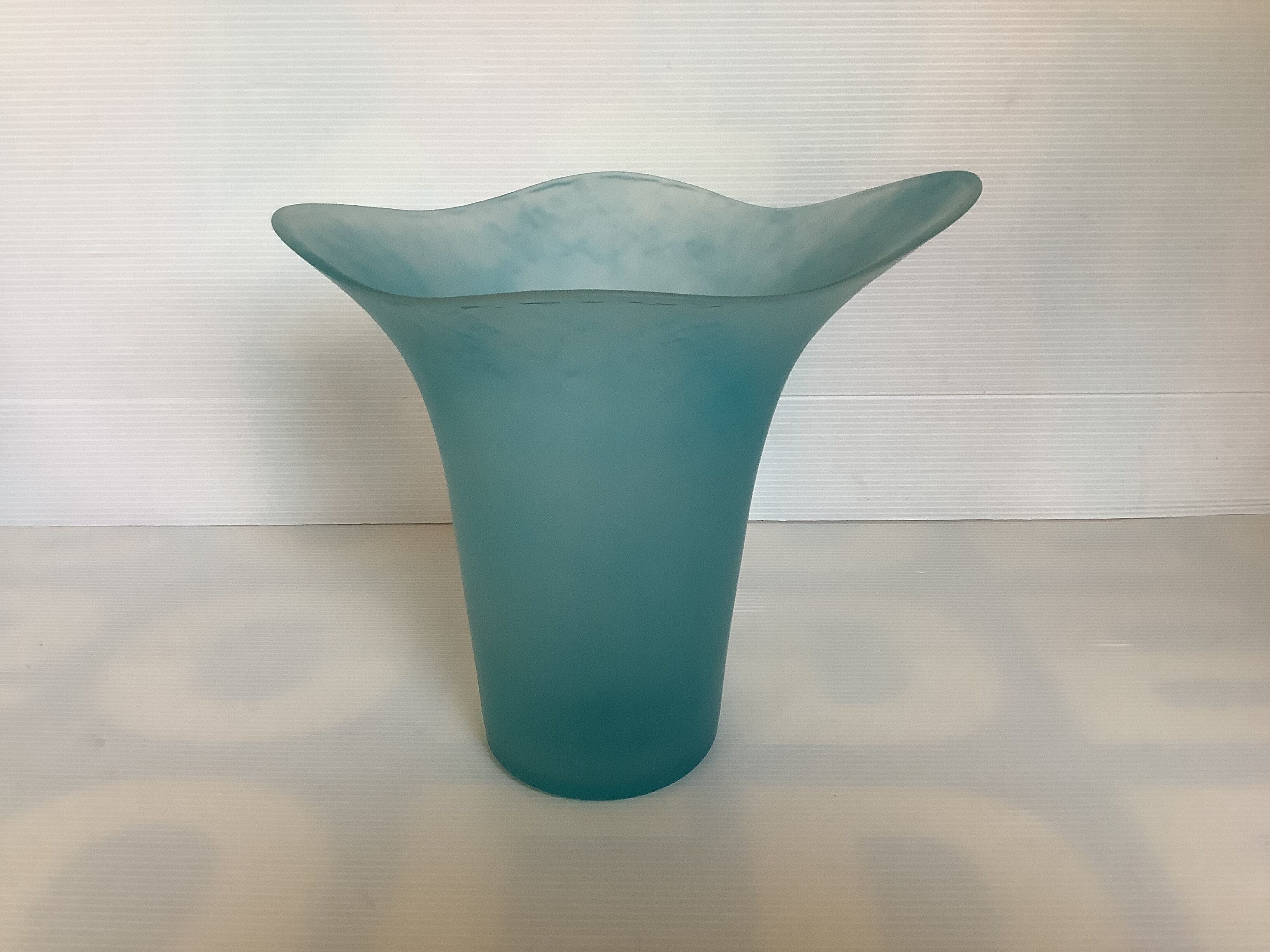 Vase corolla blue glass paste