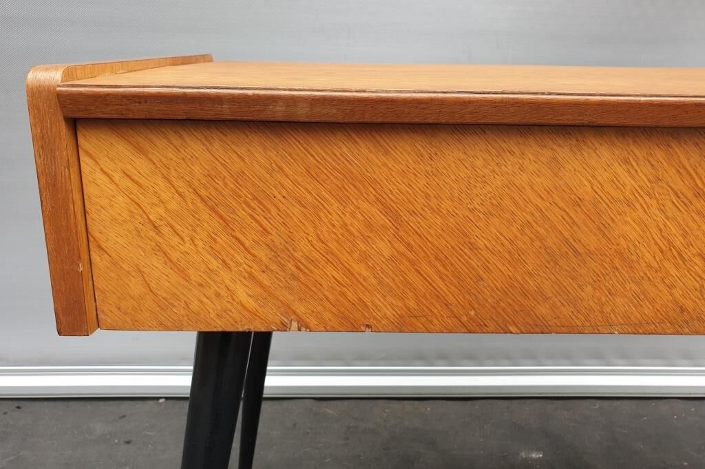 Console serves Singer Scandinavian design 1960