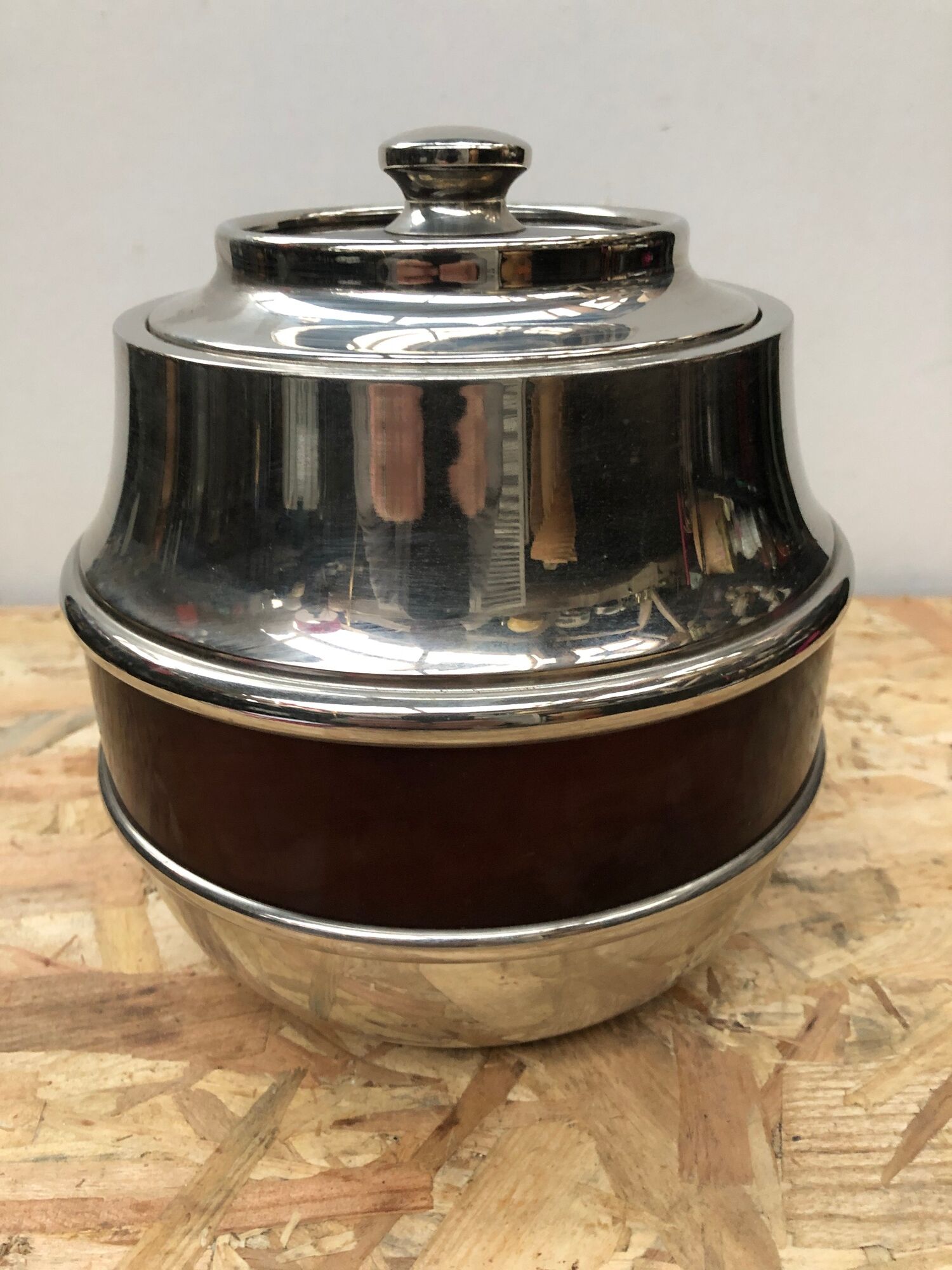 Old bucket with glacons deco maella plastic bordeaux