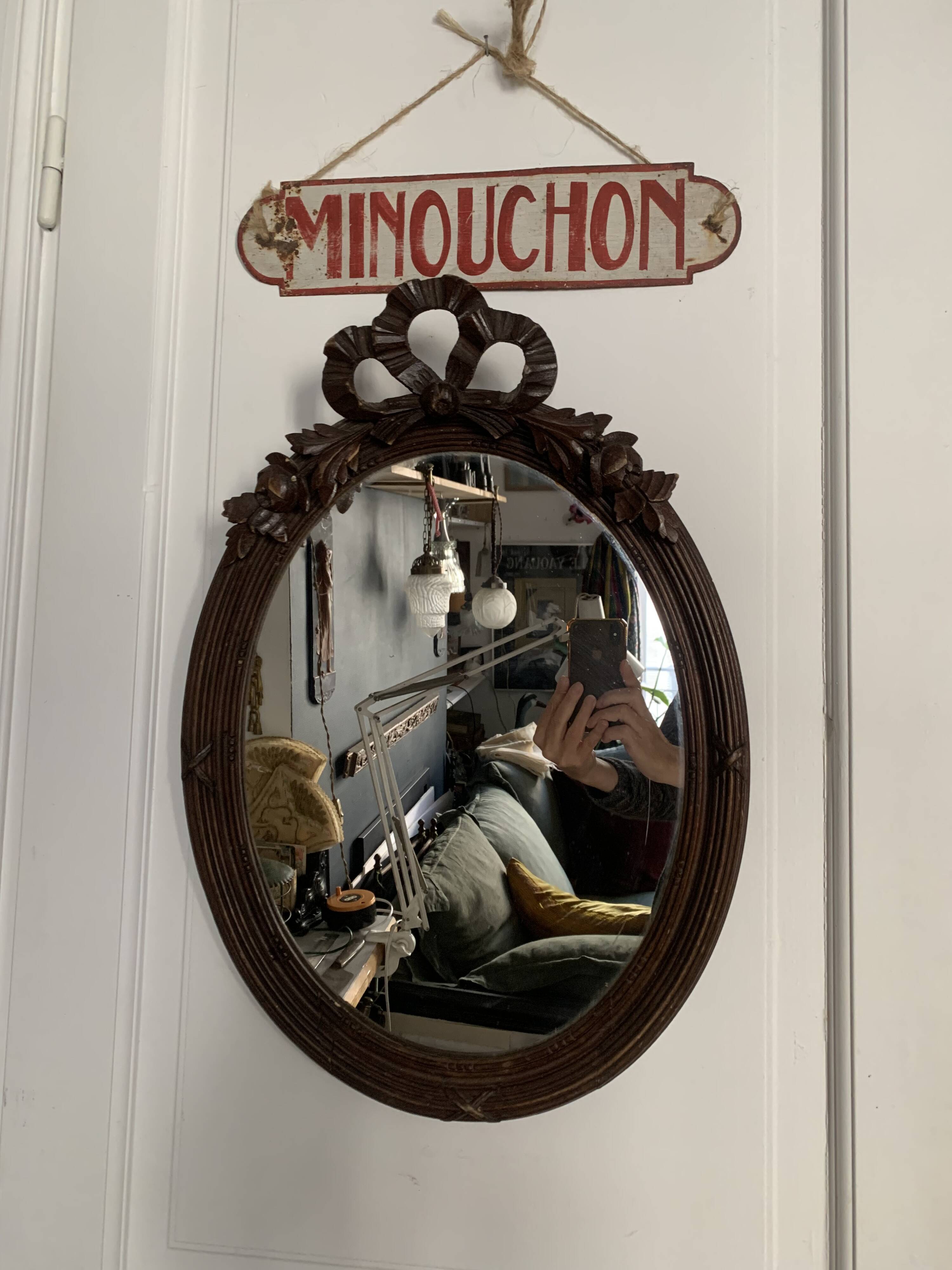 Antique oval mirror in carved wood and Louis XVI style knot