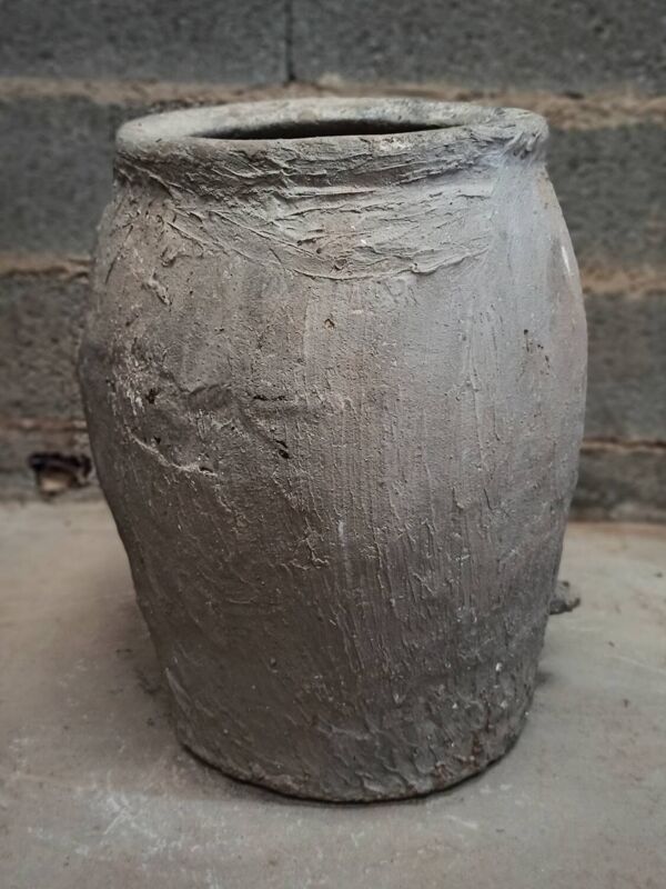 Pot ancien en terre cuite gris