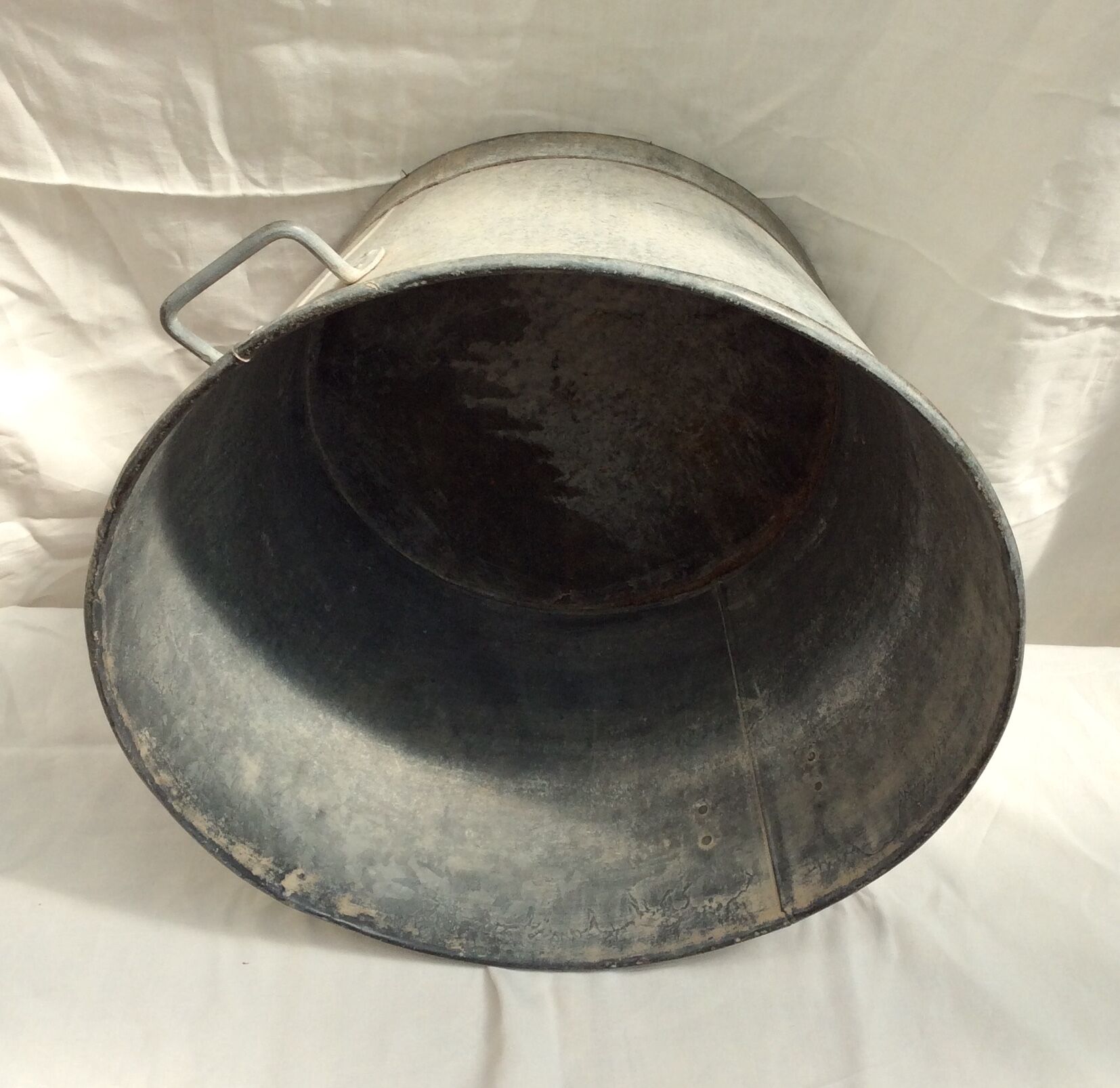 Round zinc basin with 2 handles
