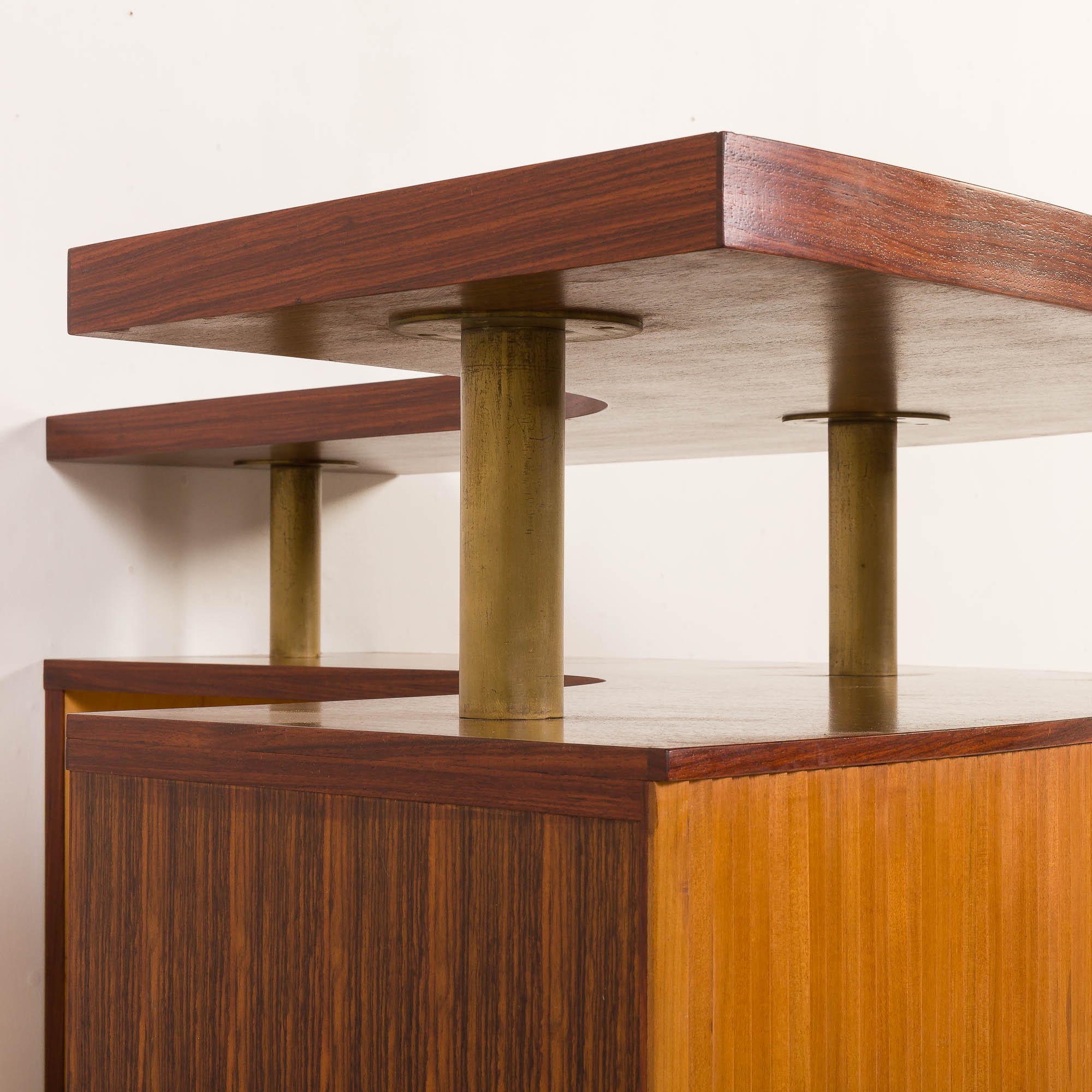 Cabinet de bar italien du milieu du siècle attribué à Carlo Hauner et Martin Eisler, Italie années 1960.