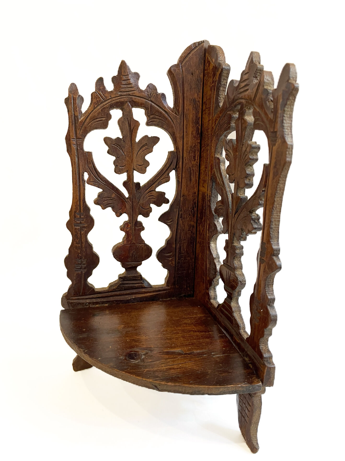Petite étagère d’angle en bois sculpté