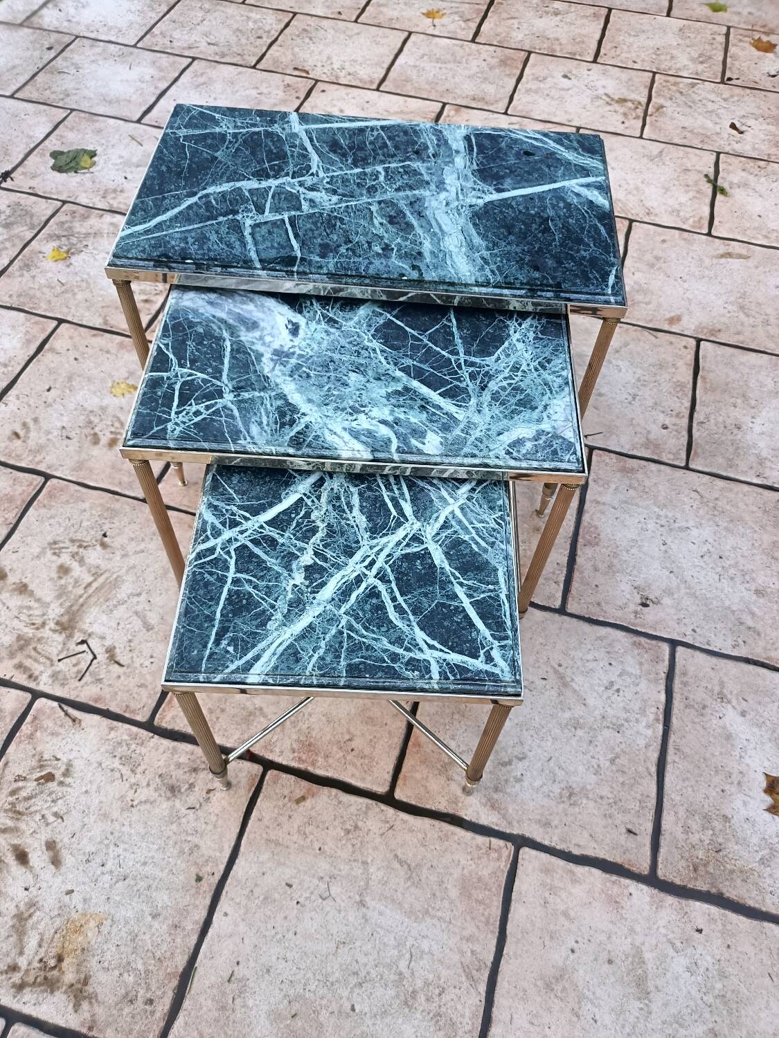 Table gigogne ancienne avec plateau marbre