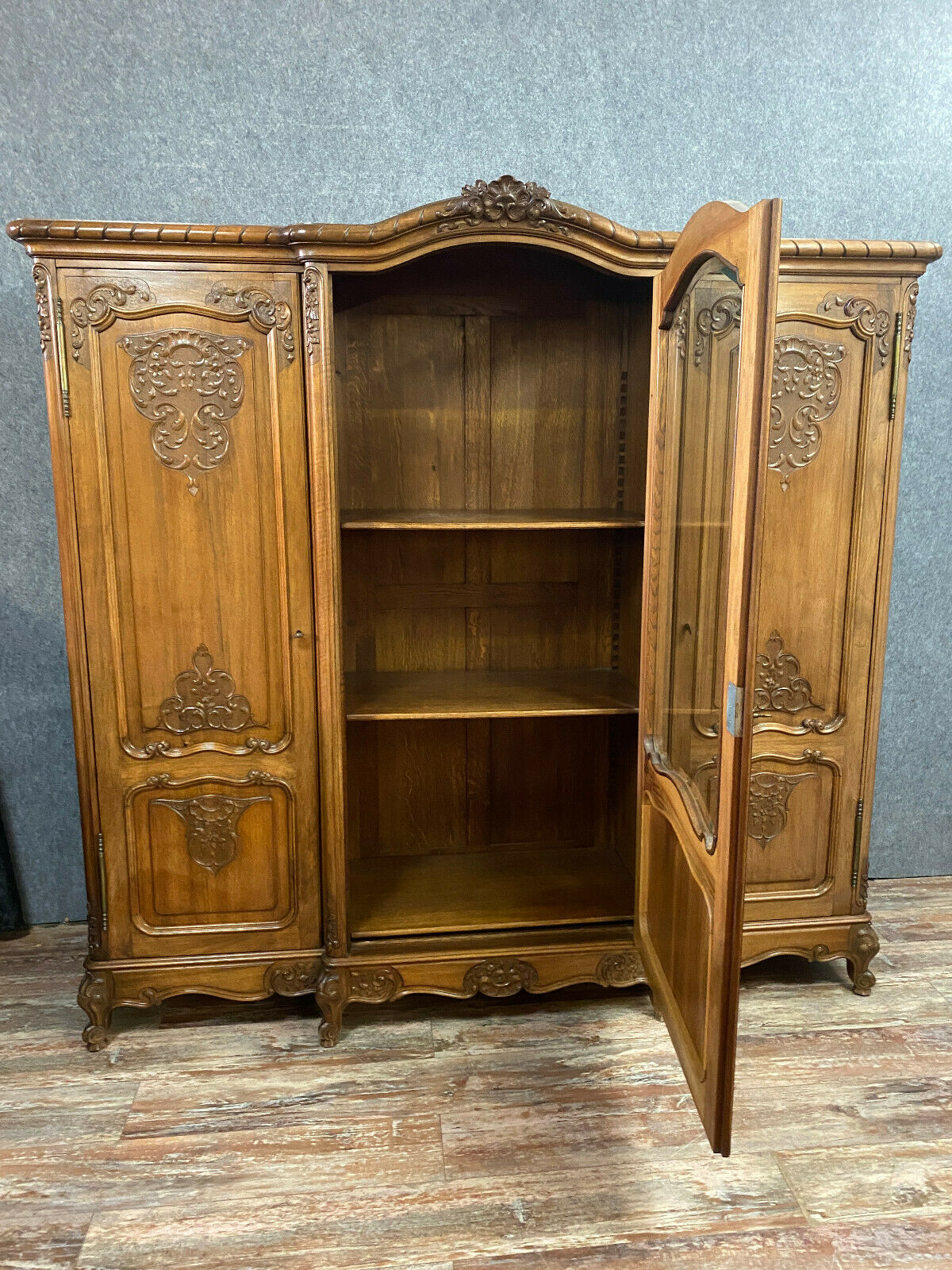Armoire bibliothèque louis xv rocaille en noyer vers 1880-1900