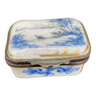 Pillbox, lake decoration, tree and flowers, porcelain, apocryphal Sèvres signature, plant decoration