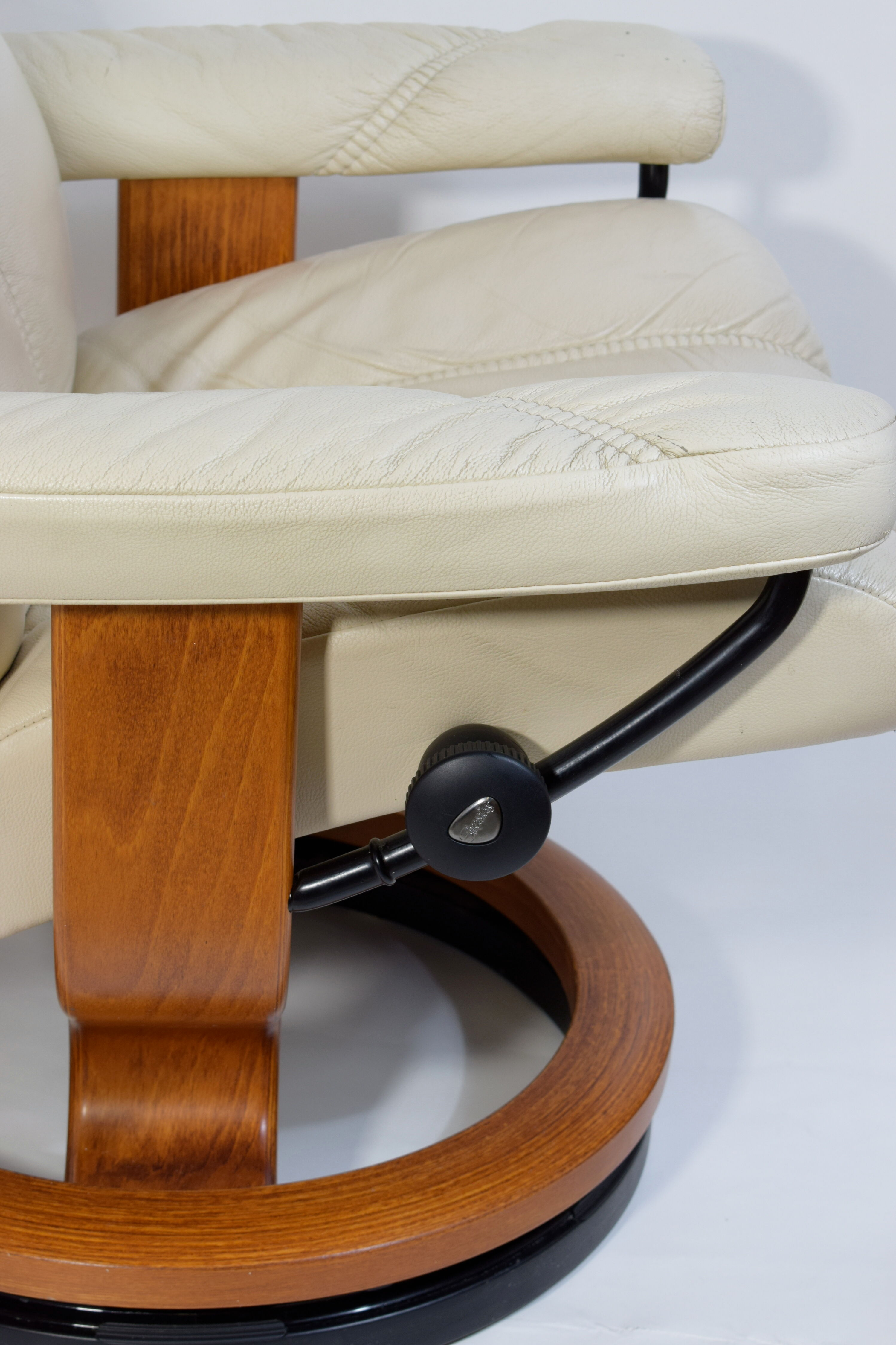 Stressless relaxation chair Consul (M) Classic in teak and ivory leather, Norway
