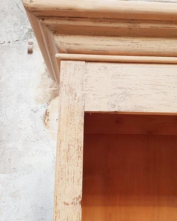 Vintage vaisselier in two bodies