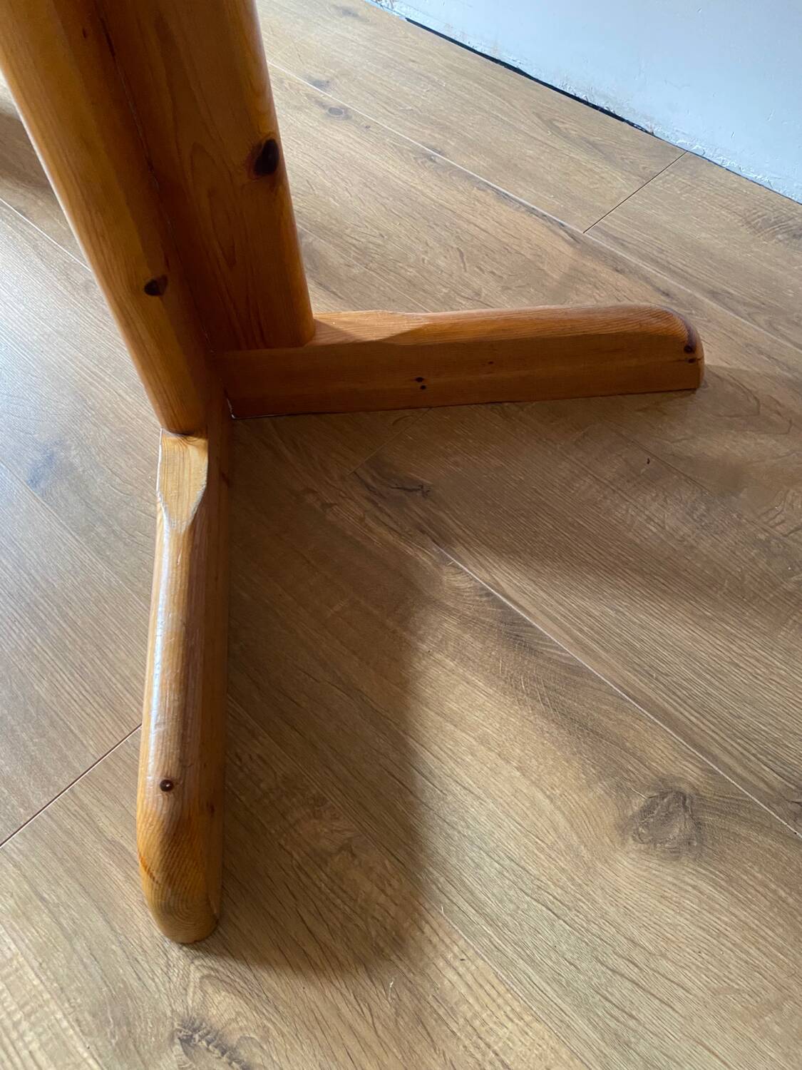 Round solid pine dining table with 2 extensions