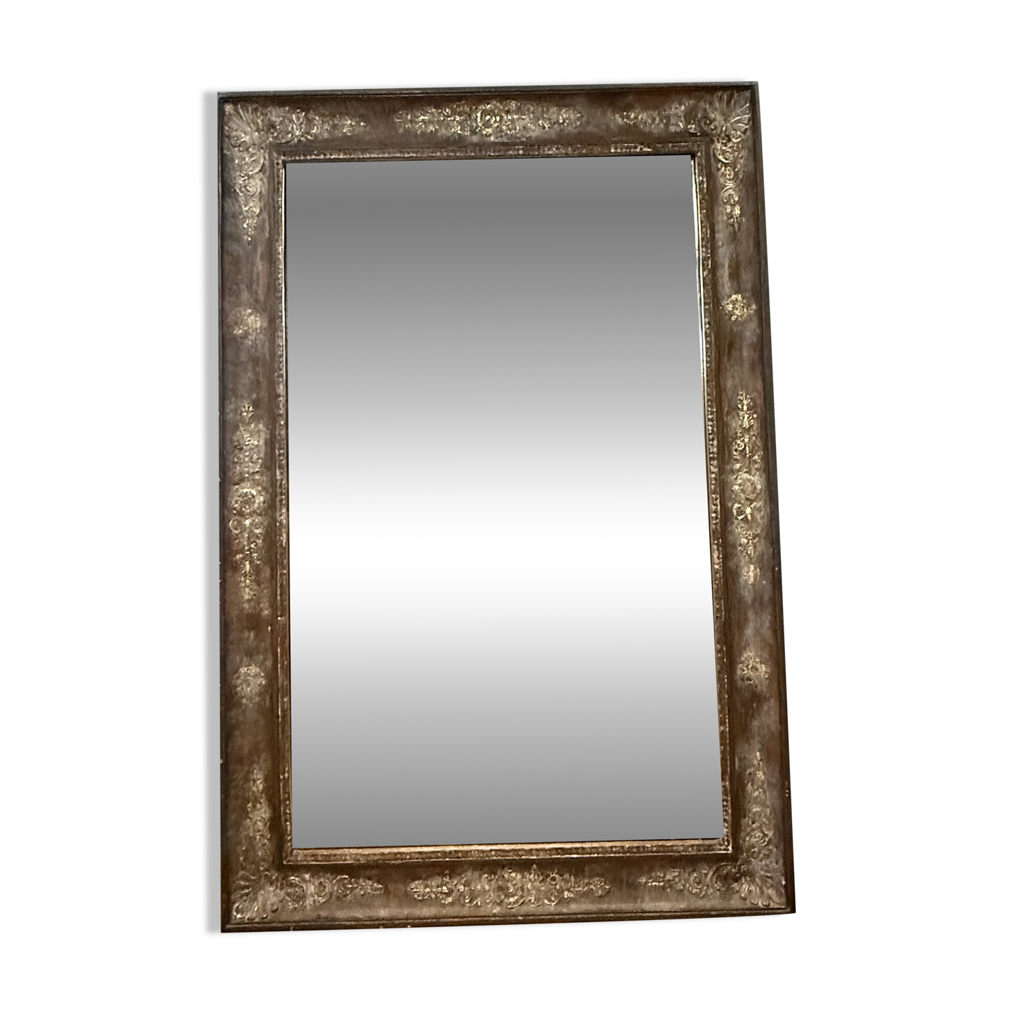 Very large mirror with a vintage effect.