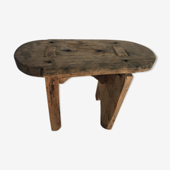 Repose-pied ancien en bois brut