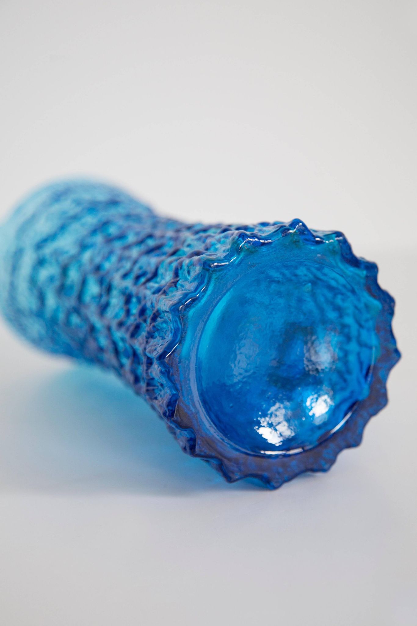 Pichet d'eau ou de jus en verre bleu du milieu du XXe siècle