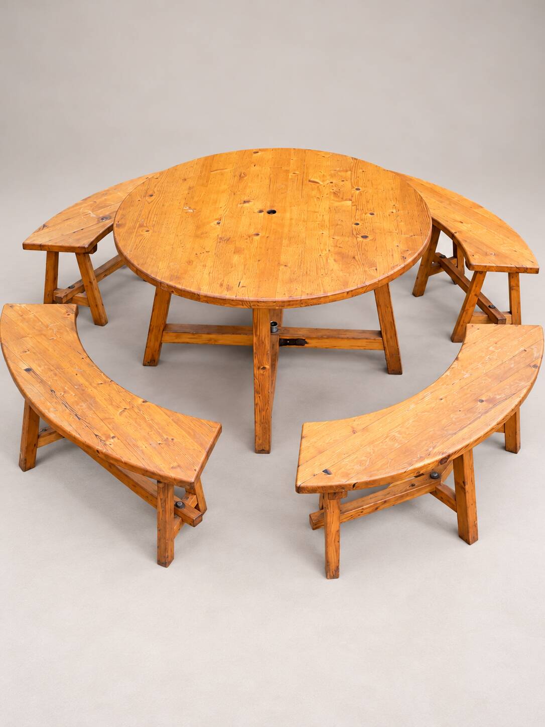 Round table in solid pine and its 4 curved benches – Vintage