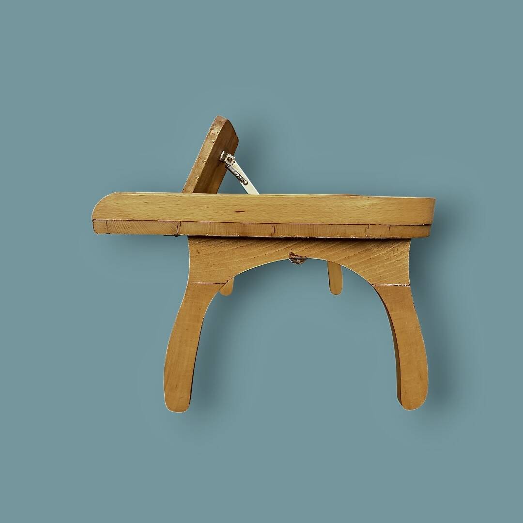 Old bed platform with a varnished wooden reading shelf, Torck