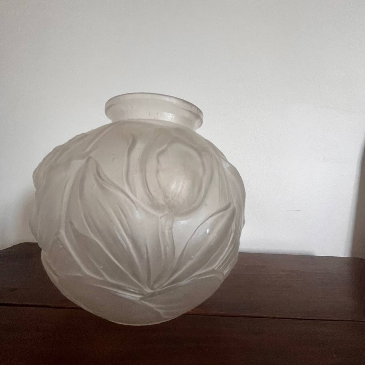 Round vase decorated with tulips