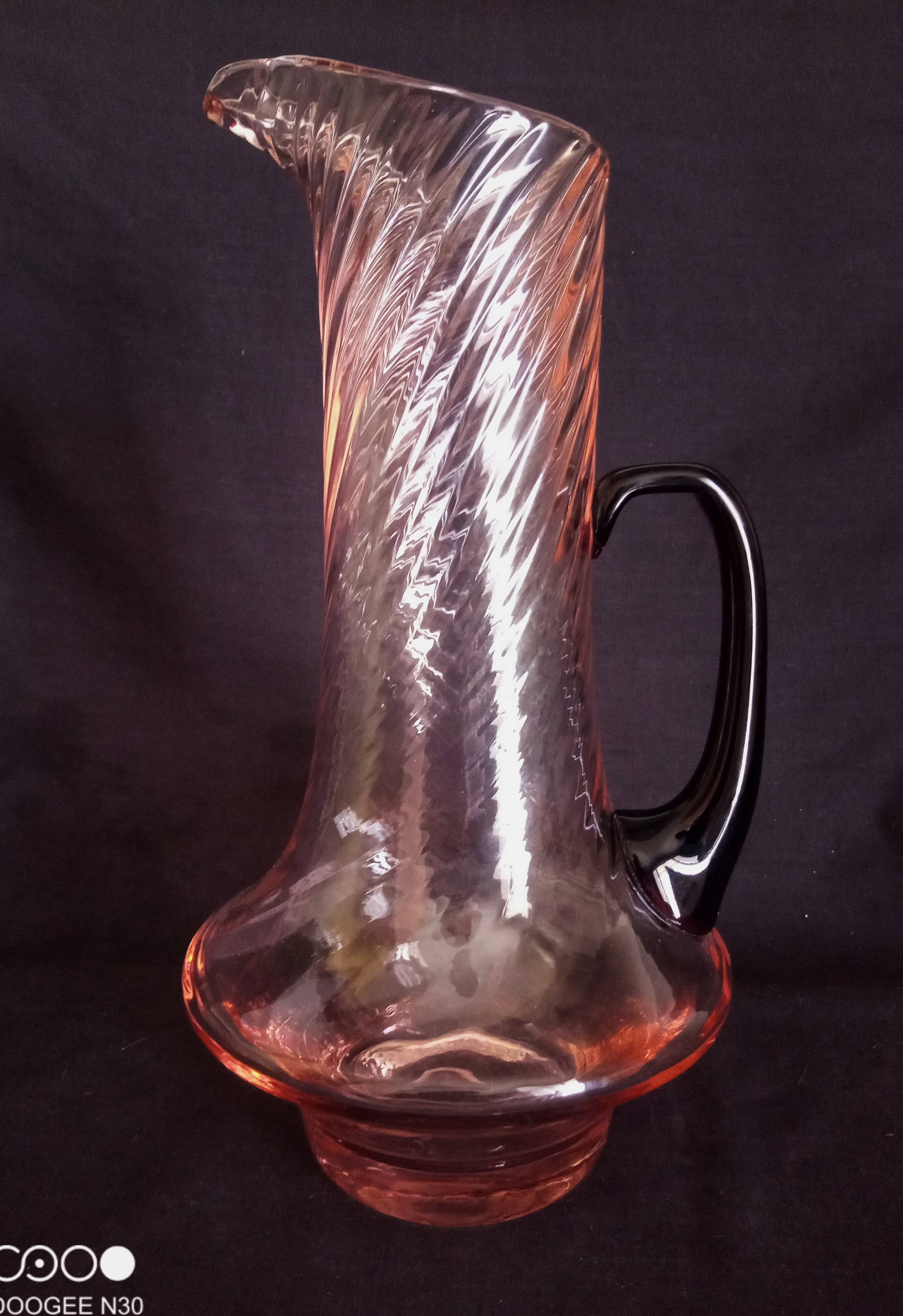 Art Deco orangeade service in pink-orange glass, twisted model.