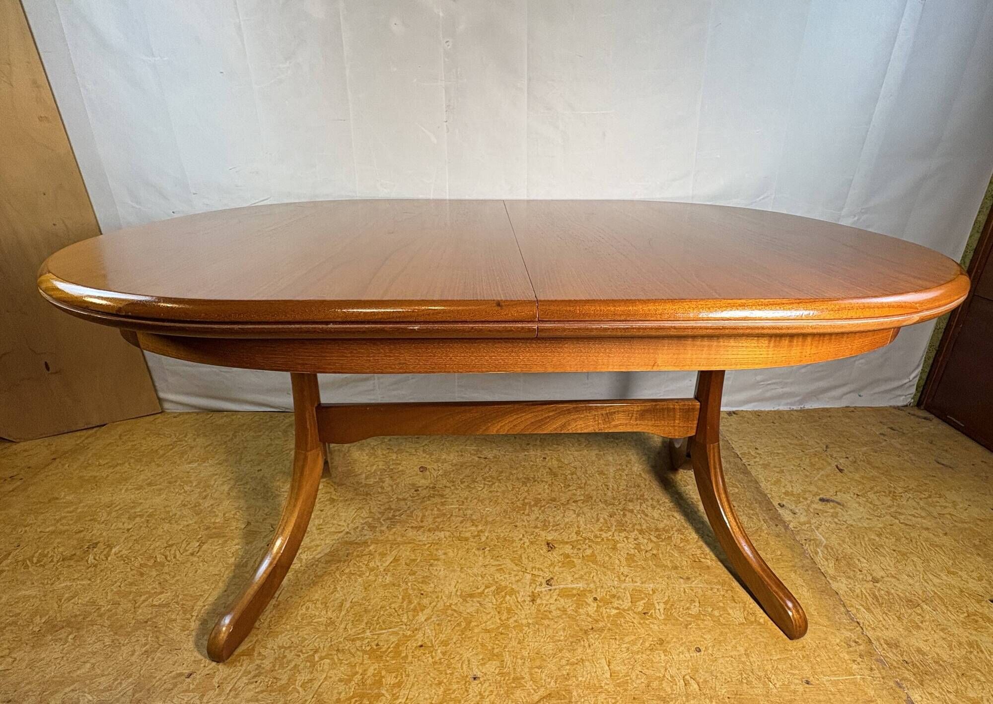 Table à manger extensible en teck oval Sutcliffe de Todmorden des années 1960