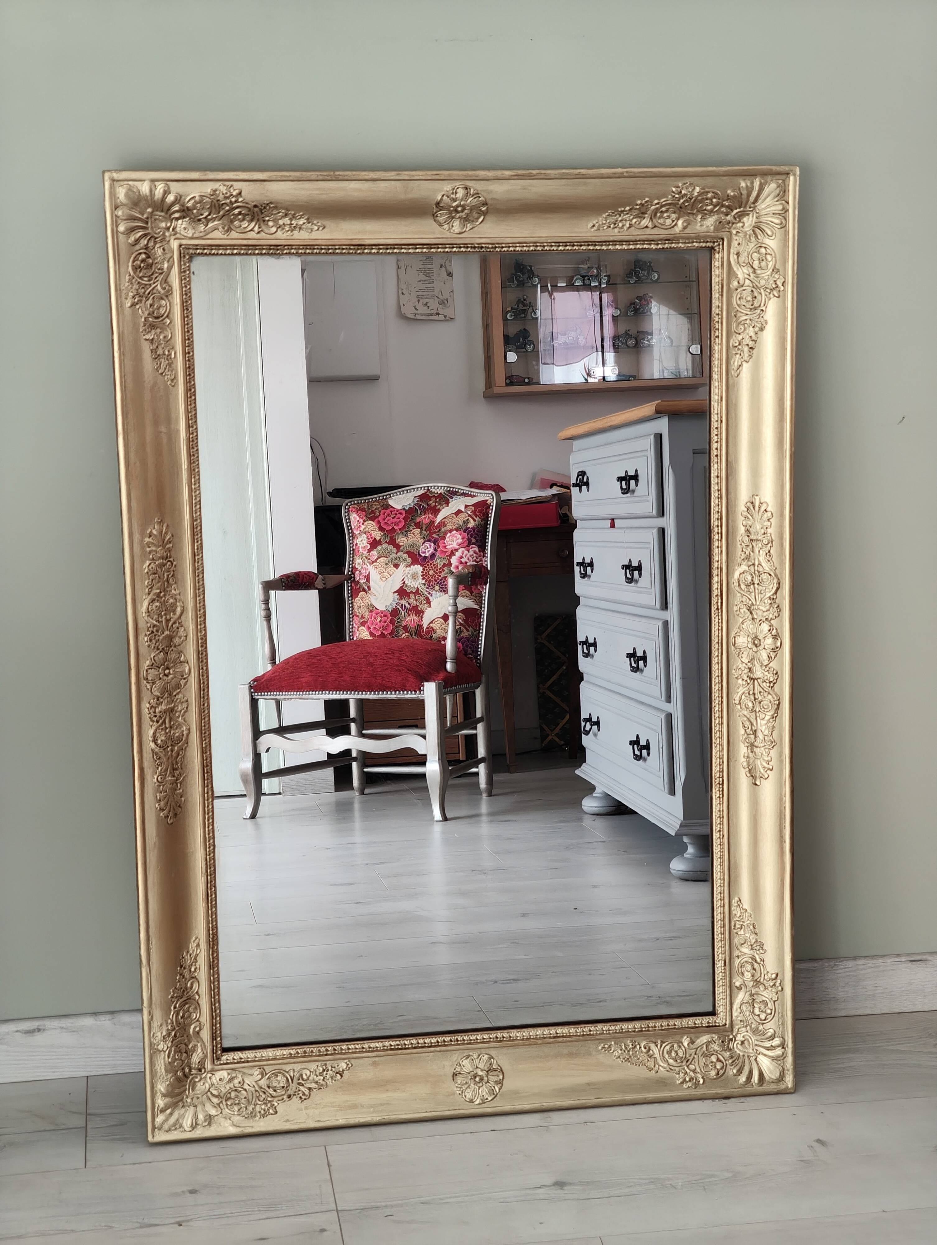 Wood and gilded stucco mirror, 19th century, 115 x 61.5 cm.