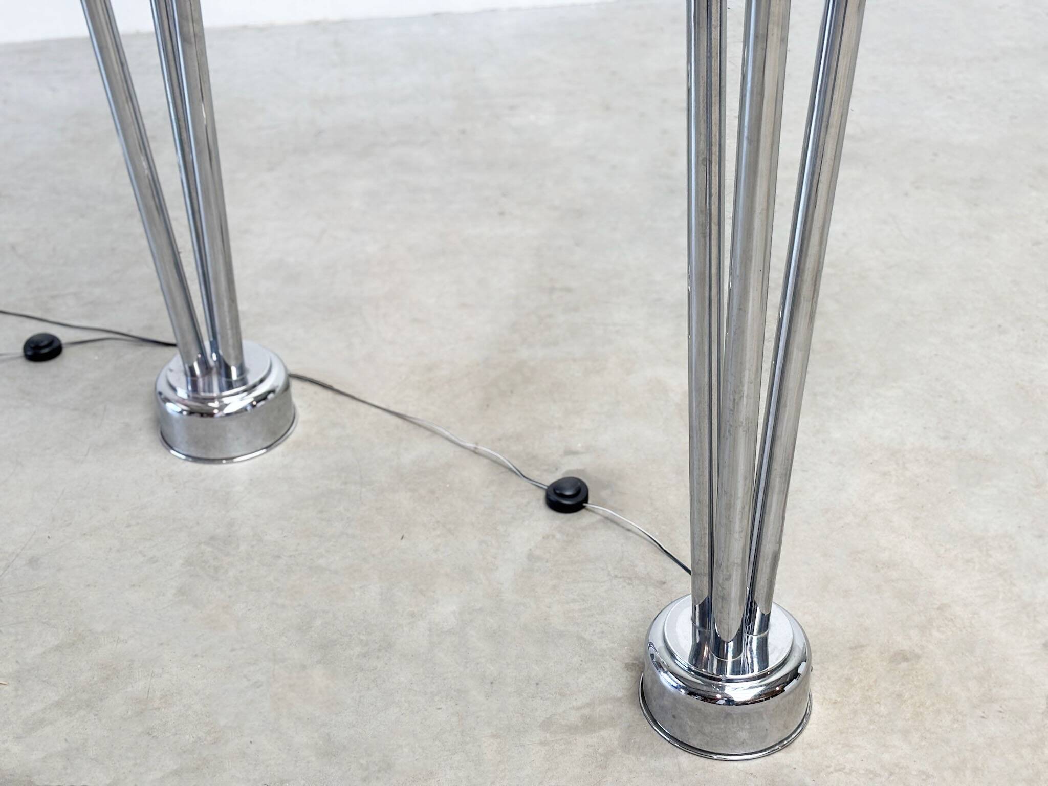 Paire de rares lampadaires chromés de Jules Dewaele