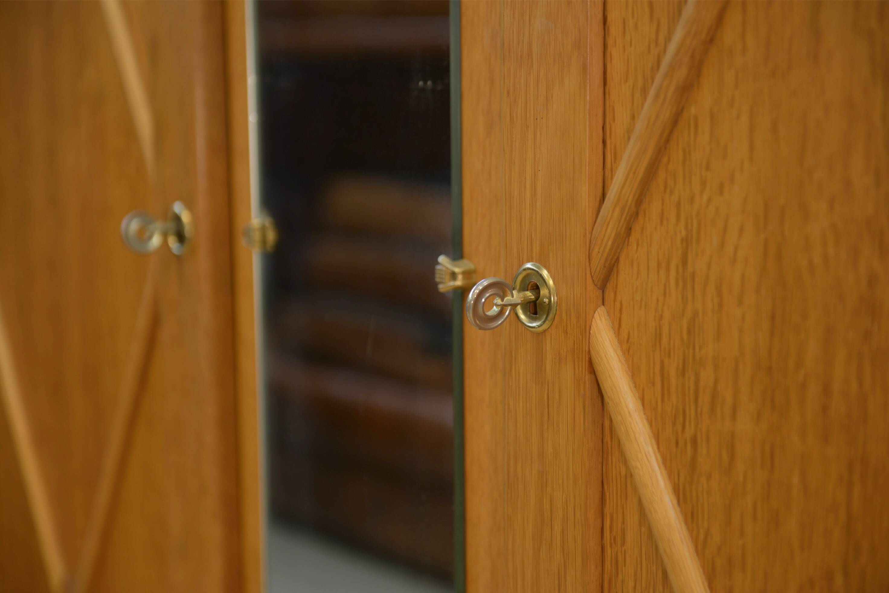 Armoire en chêne glace Saint-Gobain 1960’s