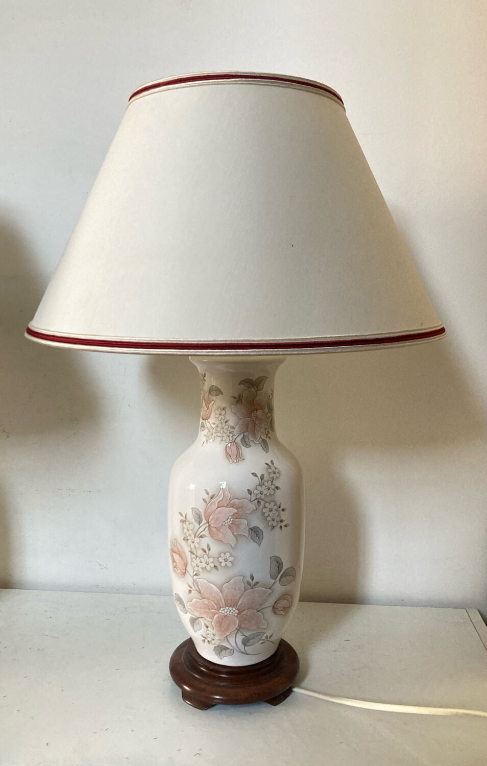 Asian lamps in earthenware from the 1970s/80s with handmade floral decoration.
