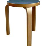 Tabouret Alvar Aalto 60 plateau en linoléum noir