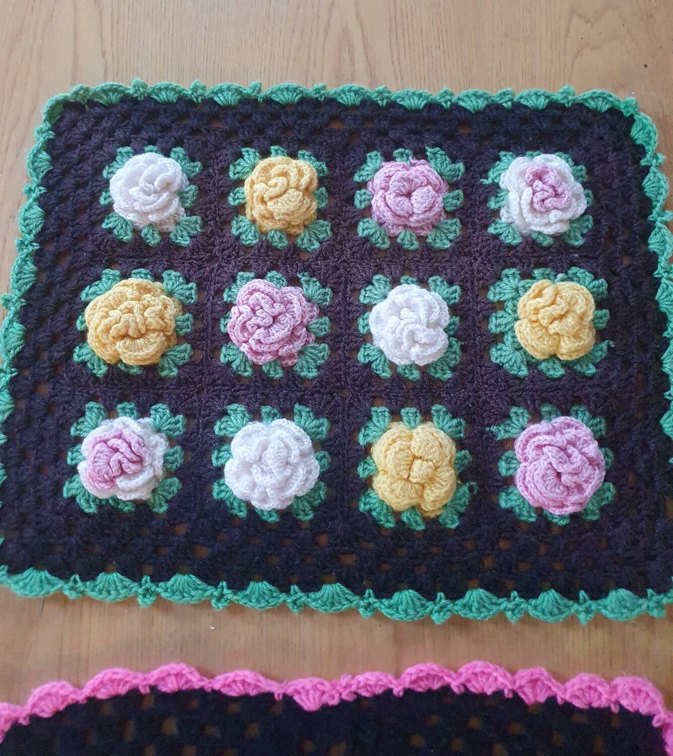 Set of 2 placemats in relief flowers crocheted vintage 70's hands