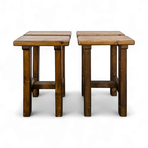Paire de tabourets en pin massif dans le goût de Charlotte Perriand