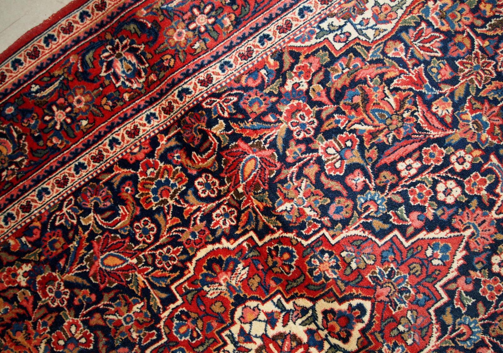 Handmade antique Persian Kashan rug 4.1' x 6.2' (125cm x 189cm) 1910s