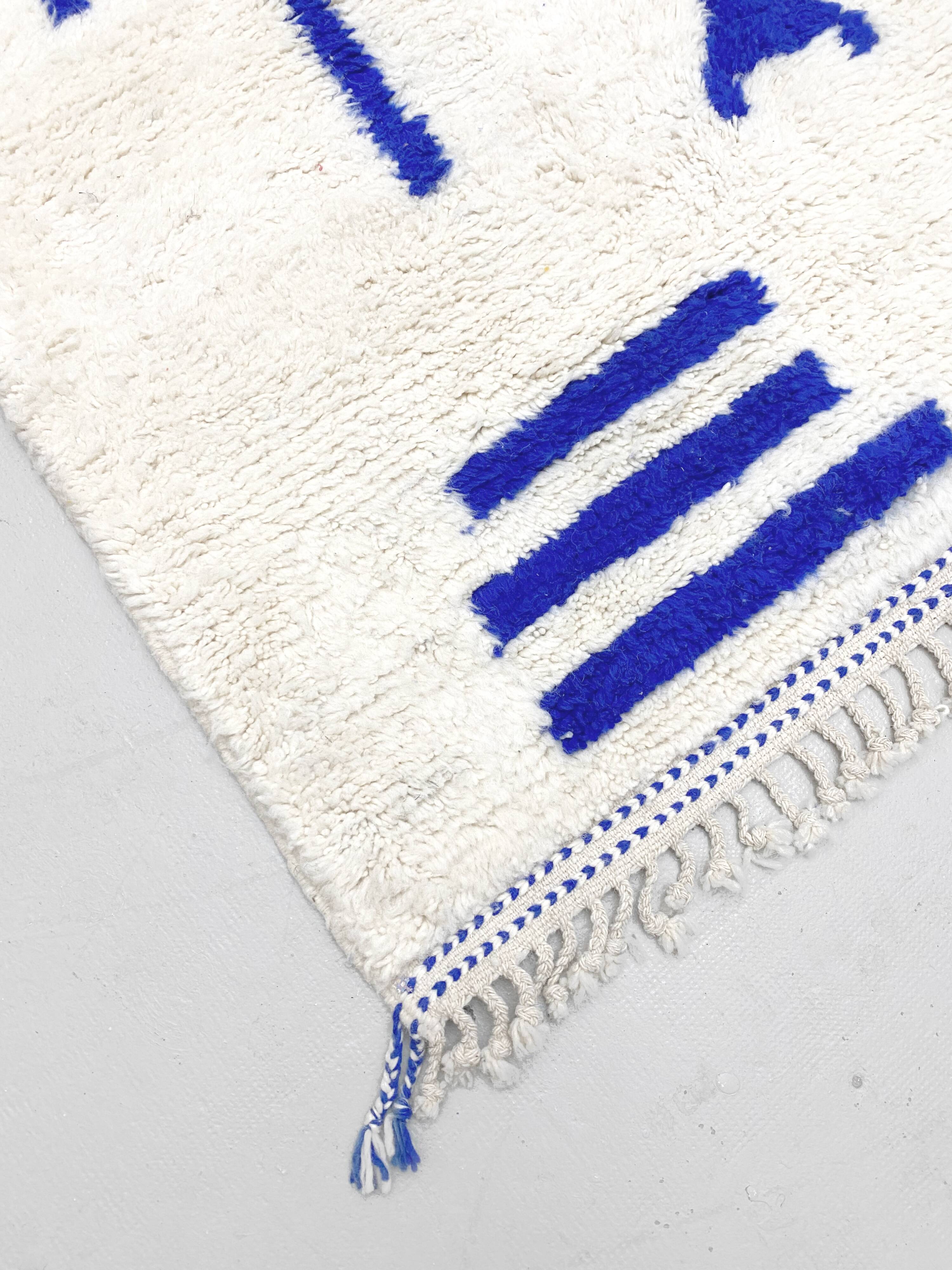 Ecru Beni Ouarain Berber rug with Majorelle blue patterns, 2.60x1.47m