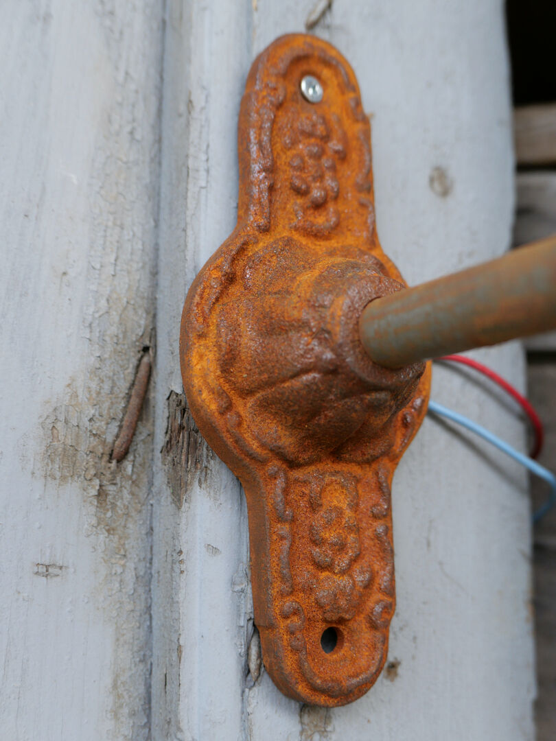 Apply metal and cast swan collar