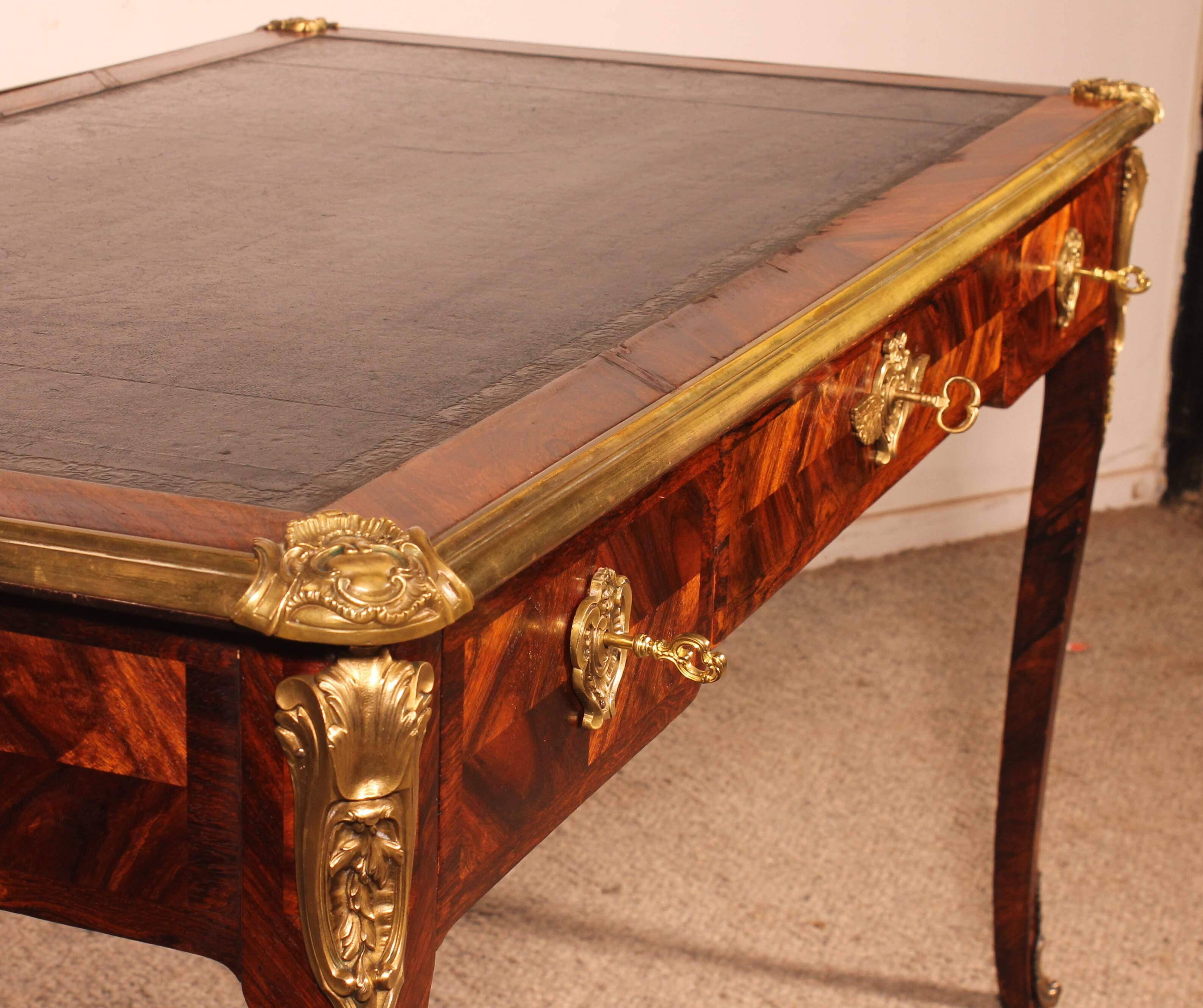 Bureau de style Louis XV en marqueterie - 19° siècle