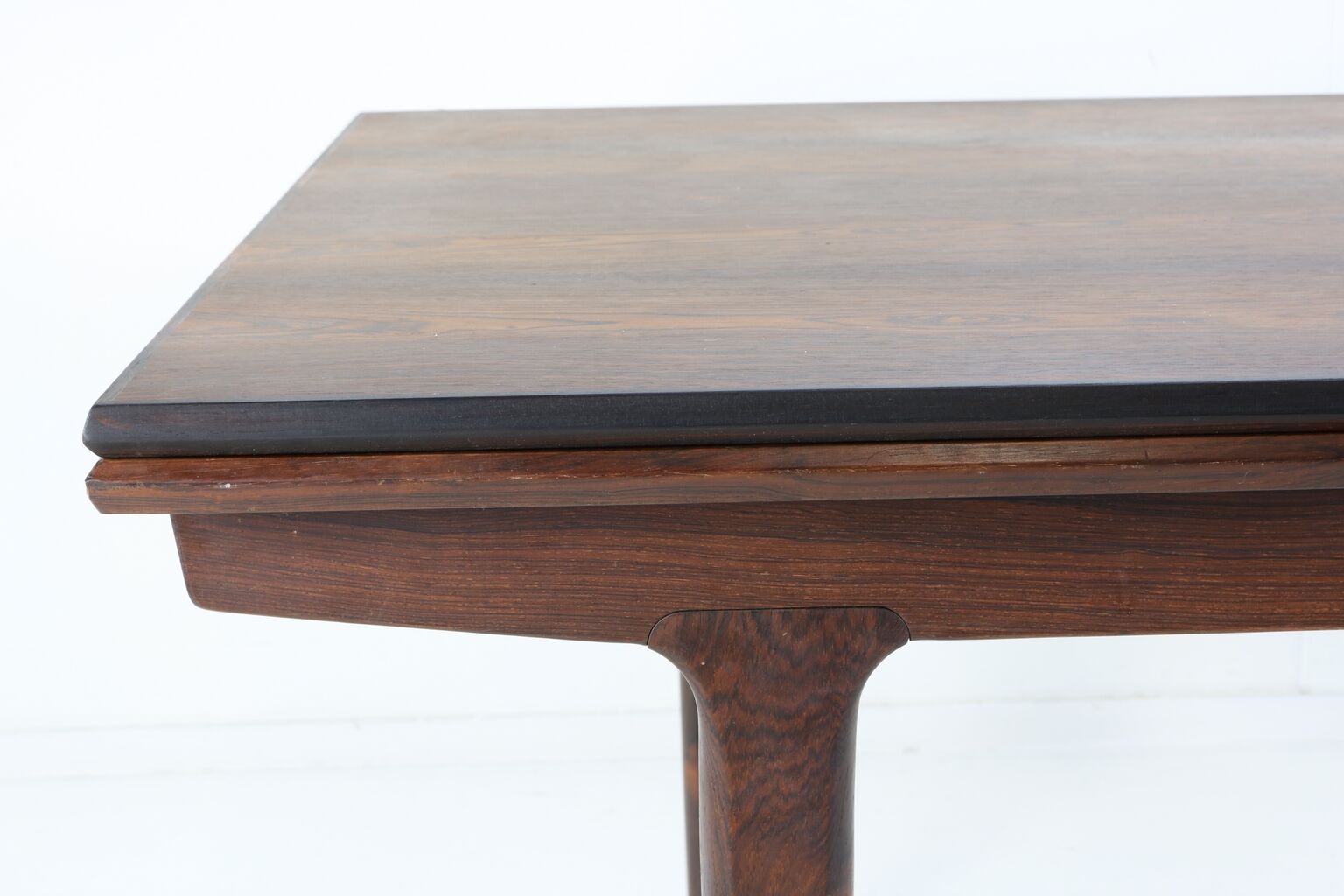 Top quality Danish design dinner table in rosewood by Kjaernulf