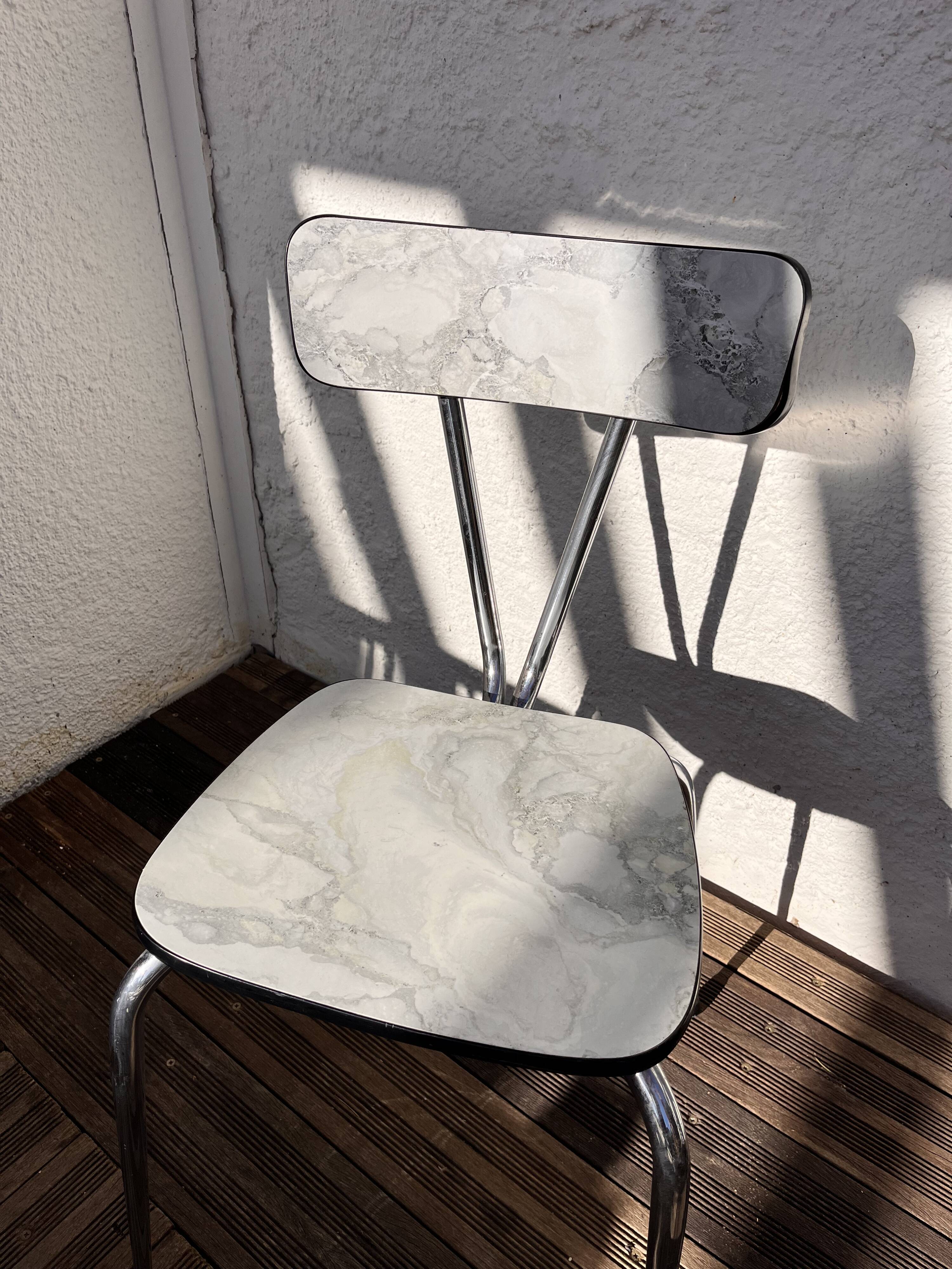 Formica table with marble motif, with drawer and its 3 chairs.