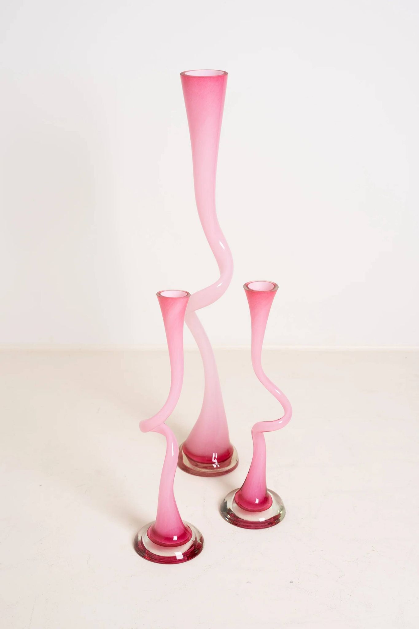 3 vases en verre rose tourbillonnant