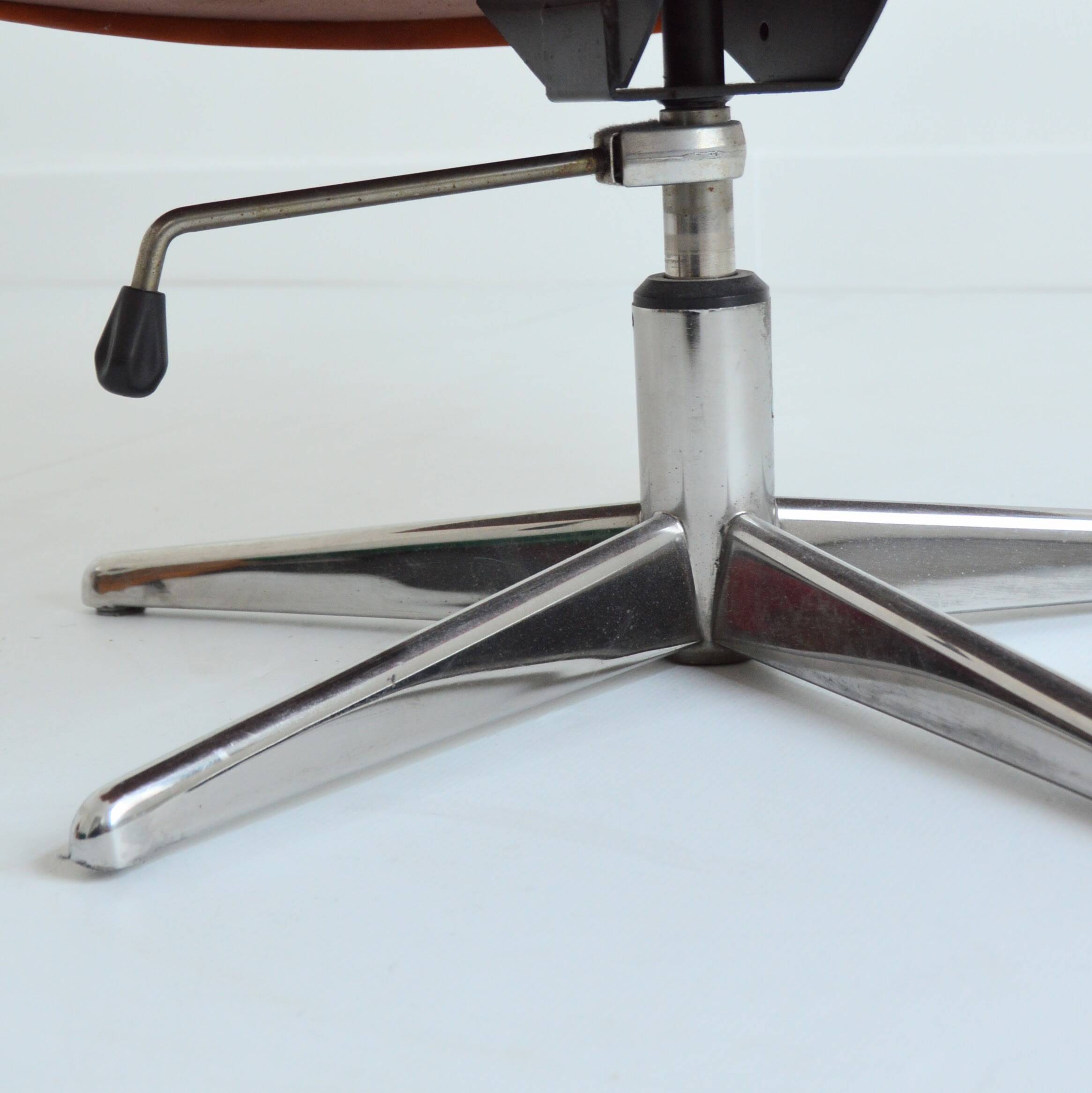 Swivel chair / height adjustable 1960 vintage